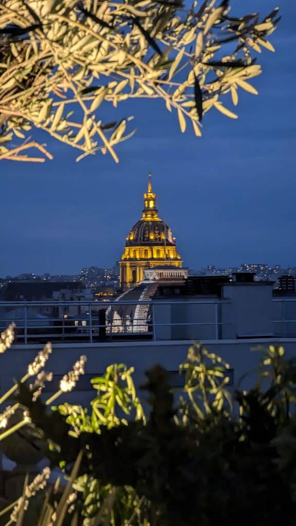 Vue nocturne sur Paris et ses immeubles éclairés.