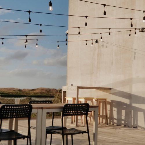 Diane Michel Chargée de communication freelance travaillant dans un univers épuré et structuré, inspiré par l’architecture et le design.