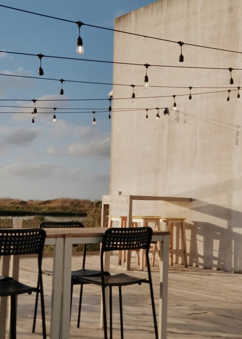 Diane Michel Chargée de communication freelance travaillant dans un univers épuré et structuré, inspiré par l’architecture et le design.