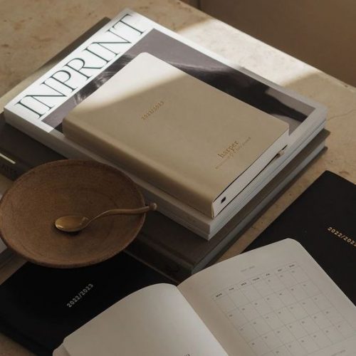 Travail éditorial et stratégique d’une chargée de communication freelance.