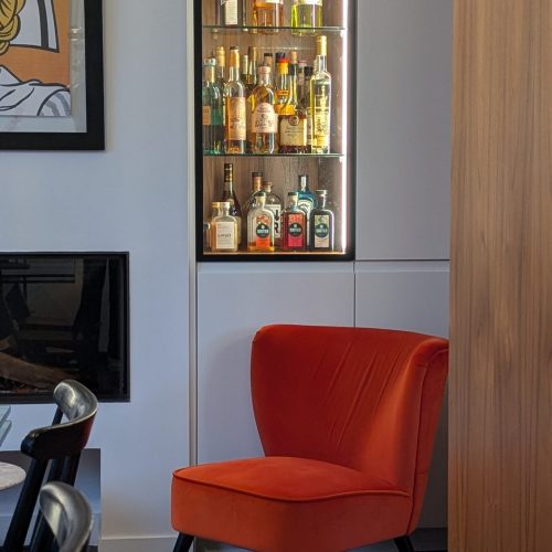 Intérieur élégant d’un appartement parisien aménagé par un architecte d’intérieur. freelance en communication à Paris